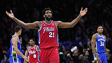 Joel Embiid bhem zápasu proti Milwaukee.