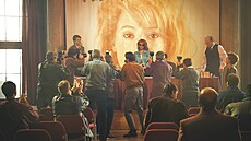 Scéna tiskové konference. �elem do sálu stojí Anna Fialová jako Iveta...