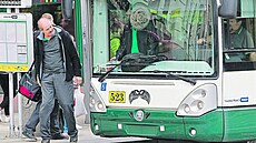 Kníry budí pozornost cestujících.