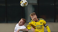 Zlínský kapitán Václav Procházka v hlavi�kovém souboji s protivníkem z Vy�kova...