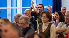 Na schzi dorazilo nkolik desítek lidí, sálem znly i nadávky. (14. listopadu...