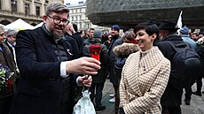 Oslavy pi píleitosti státního svátku probíhají i u Nové scény Národního...