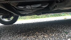 Zlod�ji si vysta�ili s jednoduchou metodou. Nádr� navrtali samo�ezným �roubem.