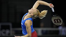 Kate�ina Siniaková v krkolomné pozici na Billie Jean King Cupu ve skotském...