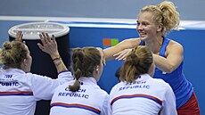 Kate�ina Siniaková s týmem slaví postup do semifinále Billie Jean King Cupu.