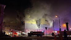 Hasiči likvidovali požár v obchodě v centru Benešova. (14. listopadu 2022)