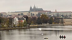 Na Vltav v Praze se ocitl prázdný lun podobný tomu, na kterém se rekreuje...