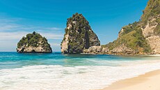 Plá Diamond Beach na ostrov Nusa Penida. Ostrov Nusa Penida se nachází asi 25...