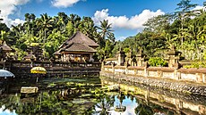 Chrám Tirta Empul se nachází piblin 40 minut severovýchodn od msta Ubud...