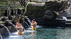 Chrám Tirta Empul je znám pedevím pro své pramenité vody, které balijtí...