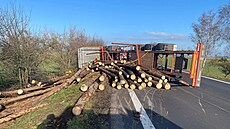 Nehoda kamionu peváejícího devo u odboky do obce Okrouhlá na Chebsku....