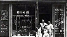 Foto z rodinného alba karlovarských �ezník� Rubín�. Na Masary�ce vedli po válce...