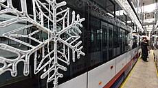 Pracovníci specializované firmy u� zdobí tramvaje olomouckého dopravního...