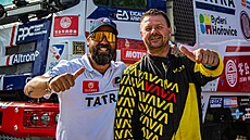 Jaroslav Valtr před tatrovkou pro Rallye Dakar. Vlevo tiskový mluvčí Buggyry...