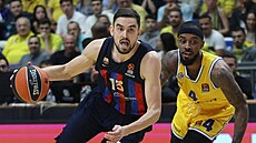 Tomá� Satoranský (vlevo) z FC Barcelona se zbavil Lorenza Browna z Maccabi Tel...