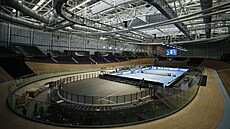 Pohled na Sir Chris Hoy Velodrome v Glasgow s tenisovým kurtem pro tenisový BJK...