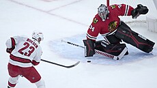 Petr Mrázek (34) z Chicago Blackhawks zasahuje v zápase s Carolina Hurricanes...