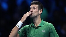 Novak Djokovi slaví výhru v zápase na Turnaji mistr.