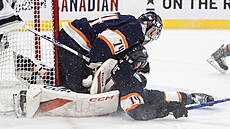 Devin Shore z Edmonton Oilers skon�il pod svým gólmanem Stuartem Skinnerem.