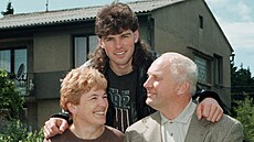 HOKEJOVÁ RODINKA. Jaromír Jágr (uprosted) na archivním snímku z roku 1996 s...