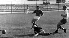 Adolf Scherer (vpravo) stílí gól na MS 1962 do sít Jugoslávie.