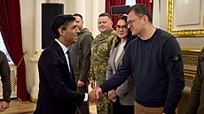 Britský premiér Rishi Sunak s ukrajinským ministrem zahranií Dmytro Kulebou...
