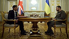 Britský premiér Rishi Sunak s ukrajinským prezidentem Volodymyrem Zelenským...