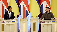 Britský premiér Rishi Sunak s ukrajinským prezidentem Volodymyrem Zelenským...
