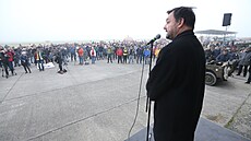 Protest na leti�tní plo�e proti zamý�lené stavb� gigafactory a zru�ení leti�t�...