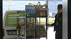 tvrtý sklad spolenosti je schopný vyexpedovat a 14 tisíc objednávek denn a...