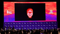 Videoprojev Elona Muska na podnikatelském fóru B20 v Indonésii