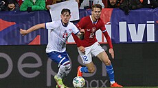 Fotbalista Ondej Zmrzlý (vpravo) pi debutu za eskou reprezentaci v utkání s...