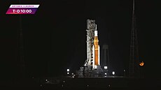 Raketa SLS s lodí Orion při plánovaném zastavení odpočítávání před startem k...