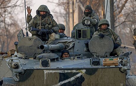 Rutí vojáci projídí tankem okresem Volnovaa v okupované Doncké oblasti na...