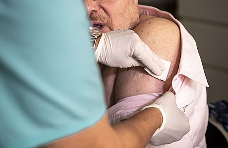 Ministr zdravotnictví Vlastimil Válek (TOP 09) se nechal naokovat vakcínou...