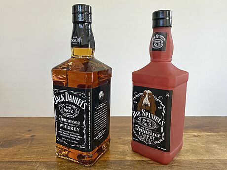 Psí hraka v podob láhve slavné whiskey z Tennessee vedle té skutené