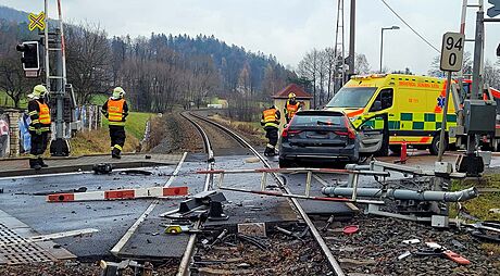 Dopravní nehoda dvou automobil na elezniním pejezdu v Kunicích pod...