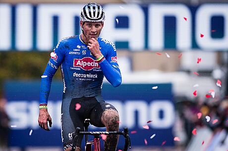 Mathieu van der Poel vítzí na cyklokrosovém Svtovém poháru v Hulstu.