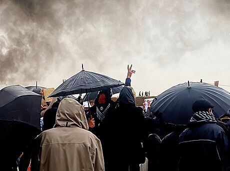 Íránci ve mst Sanandad protestují proti vlád a policejní brutalit, kvli...