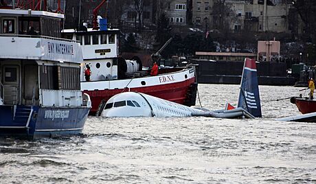 Jedním z pípad, kdy um pilota zabránil katastrof, je pistání airbusu na ece Hudson. (15. ledna 2009)