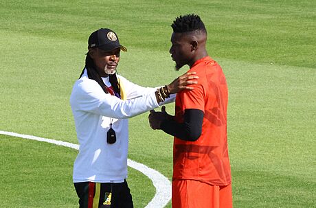 Kamerunský branká André Onana (vpravo) a trenér Rigobert Song pi debat bhem...