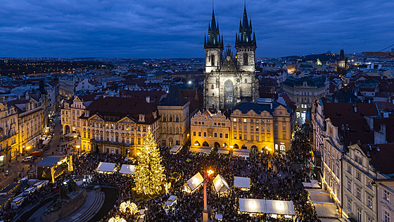 Na Staromstském námstí v Praze se v sobotu rozsvítil vánoní strom. (26....