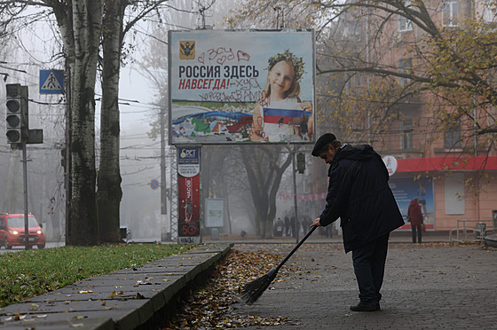 Úklid a radost. Po ruských okupantech zbyly v Chersonu propagandistické plakáty.