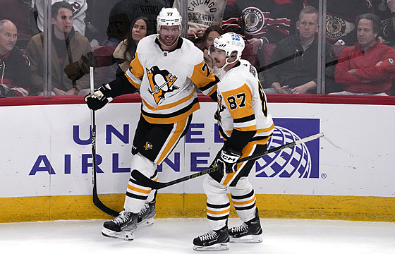 Jeff Carter (vlevo) a Sidney Crosby z Pittsburghu.