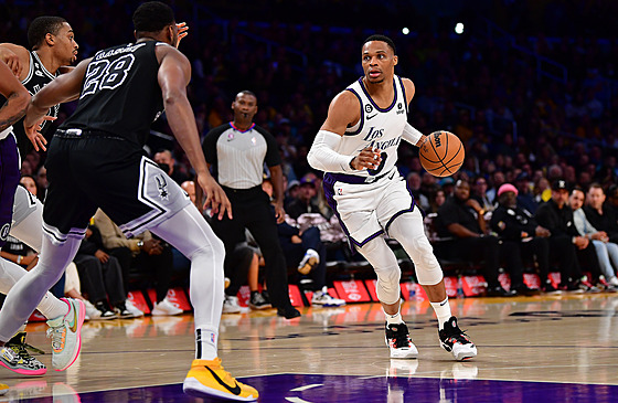 Russell Westbrookr z Los Angeles Lakers zakládá akci v duelu proti San Antoniu.