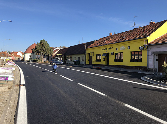 Průtah ulicemi Slavkova u Brna je po dvouleté rekonstrukci hotový.
