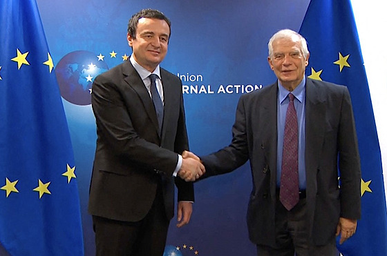 Kosovský premiér Albin Kurti (vlevo) se zdraví s éfem diplomacie EU Josepem...