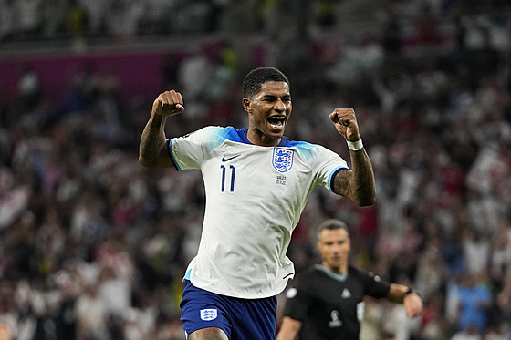 Marcus Rashford slaví tetí branku Anglian proti Walesu.