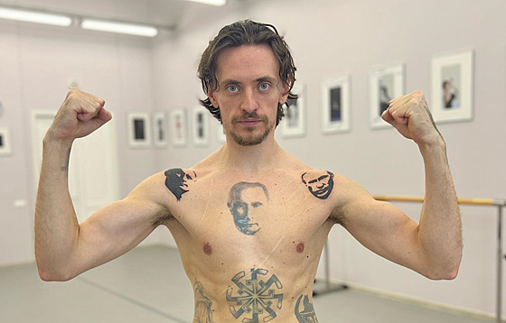 Tanečník Sergej Polunin se na sociálních sítích hrdě pyšní trojicí tetování...