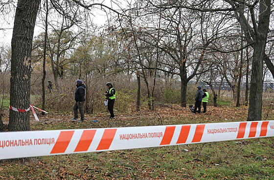 Ukrajintí vyetovatelé zkoumají park v Chersonu, kde rutí okupanti...